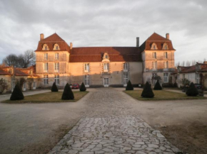 Отель Chambres d'Hôtes et Gîtes du Château de Clauzuroux  Шампань-Э-Фонтэн